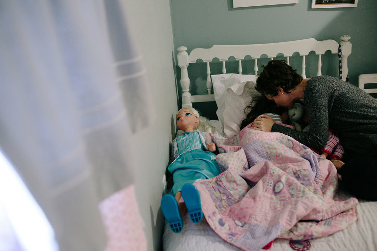 mom and little girl saying goodnight